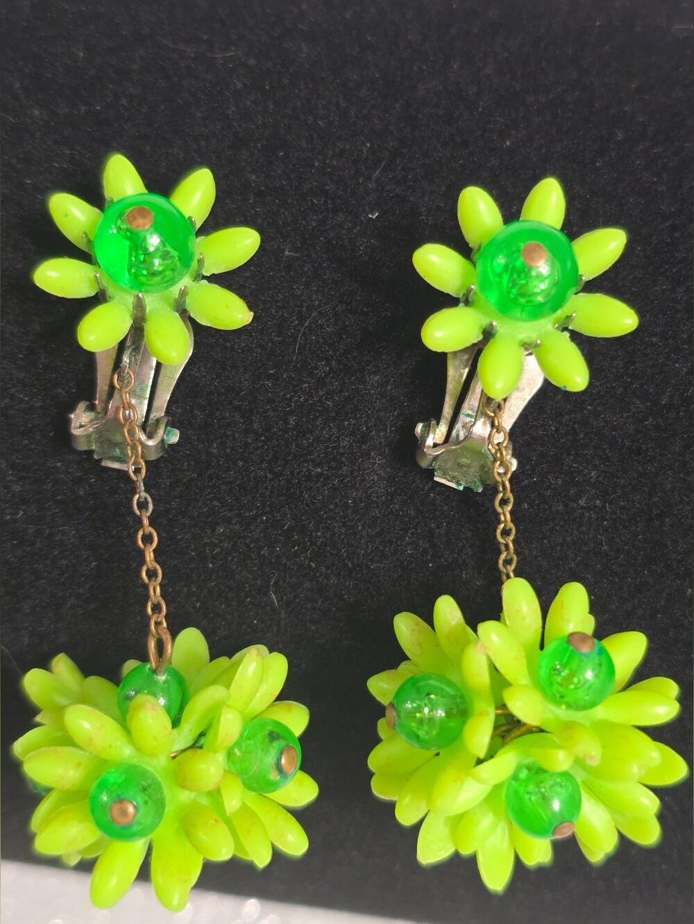 Vintage 60s Neon Green Floral Daisy Dangle Clip-On Kitschy Earrings